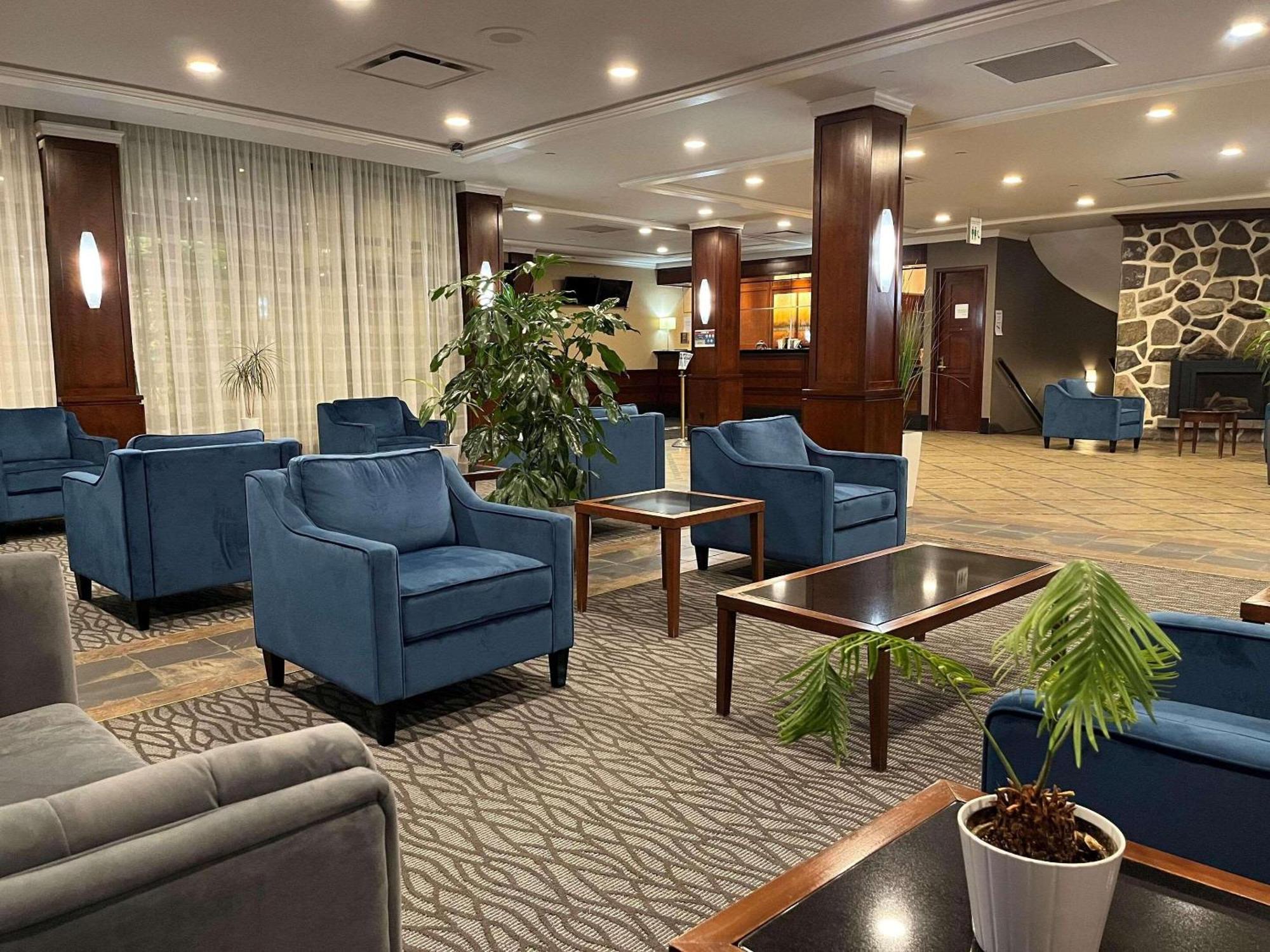 Radisson Hotel Montreal Airport Exterior photo