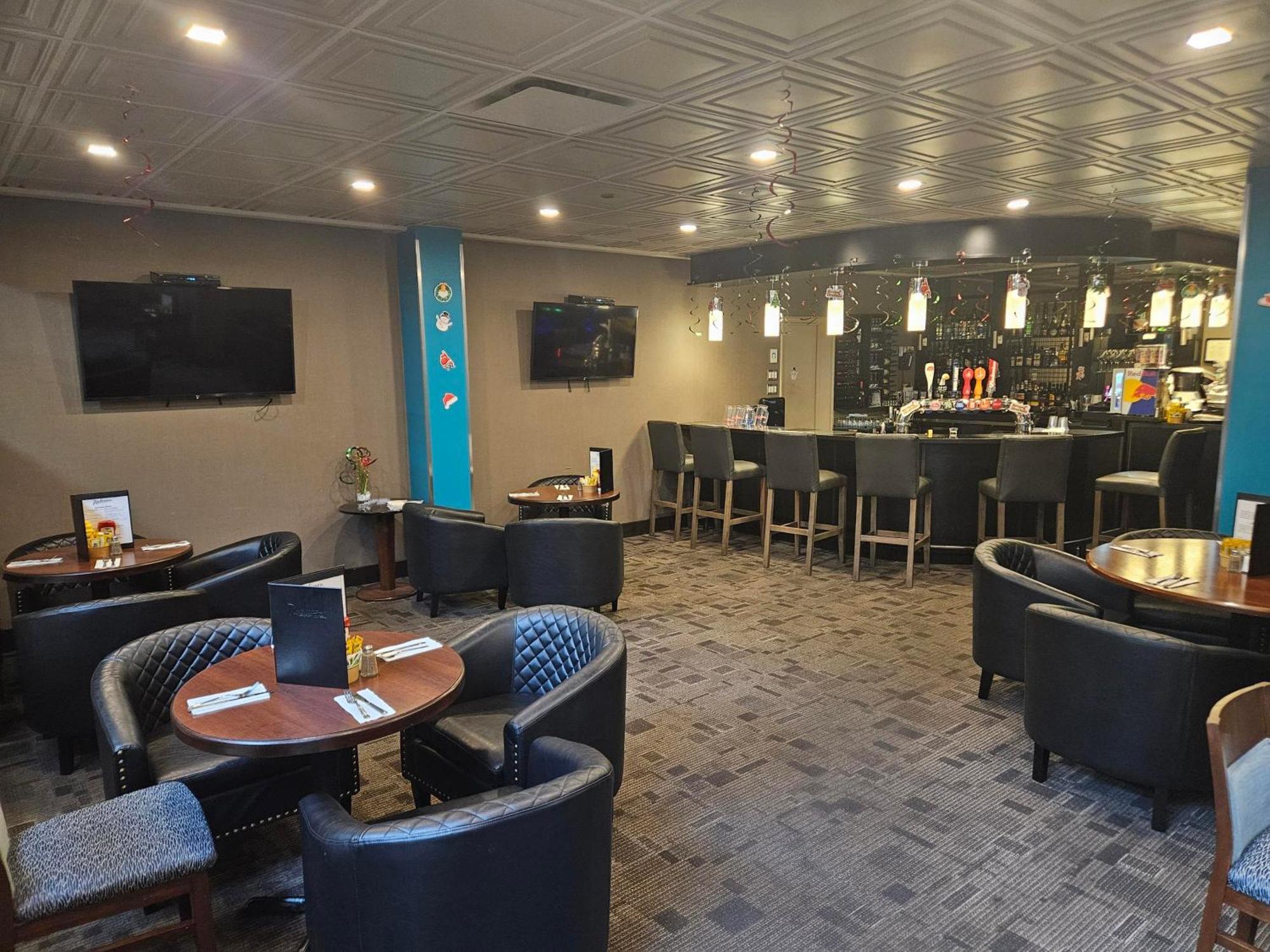 Radisson Hotel Montreal Airport Exterior photo