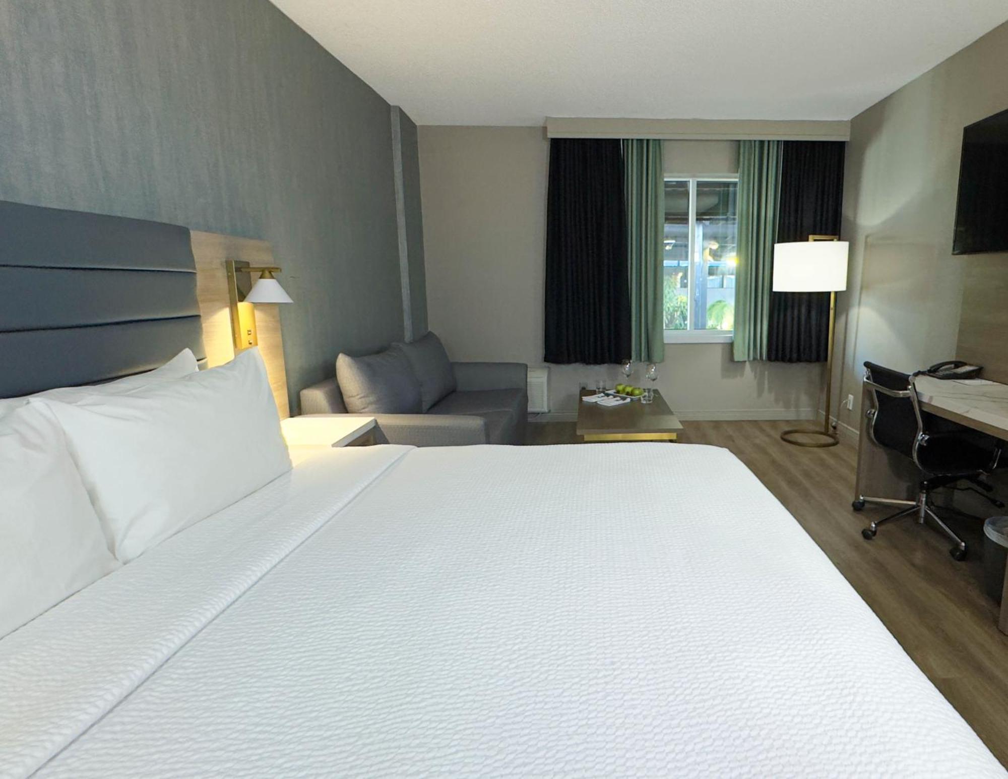 Radisson Hotel Montreal Airport Exterior photo