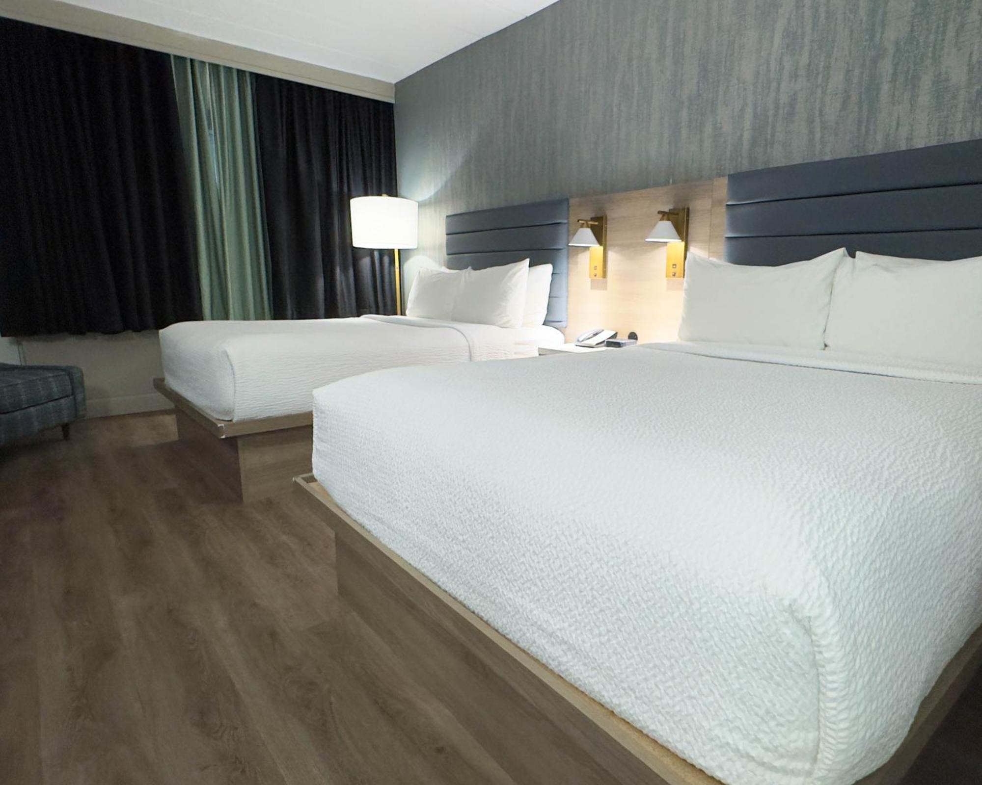 Radisson Hotel Montreal Airport Exterior photo
