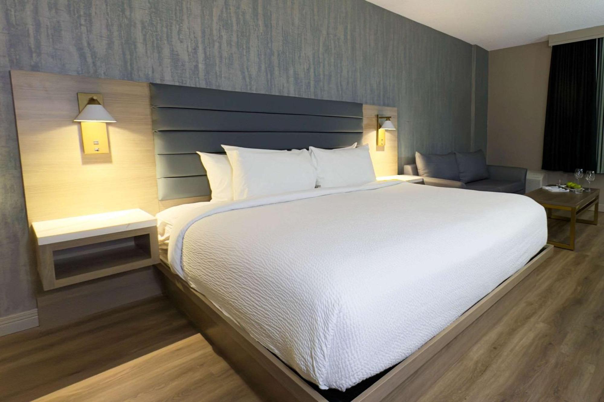 Radisson Hotel Montreal Airport Exterior photo
