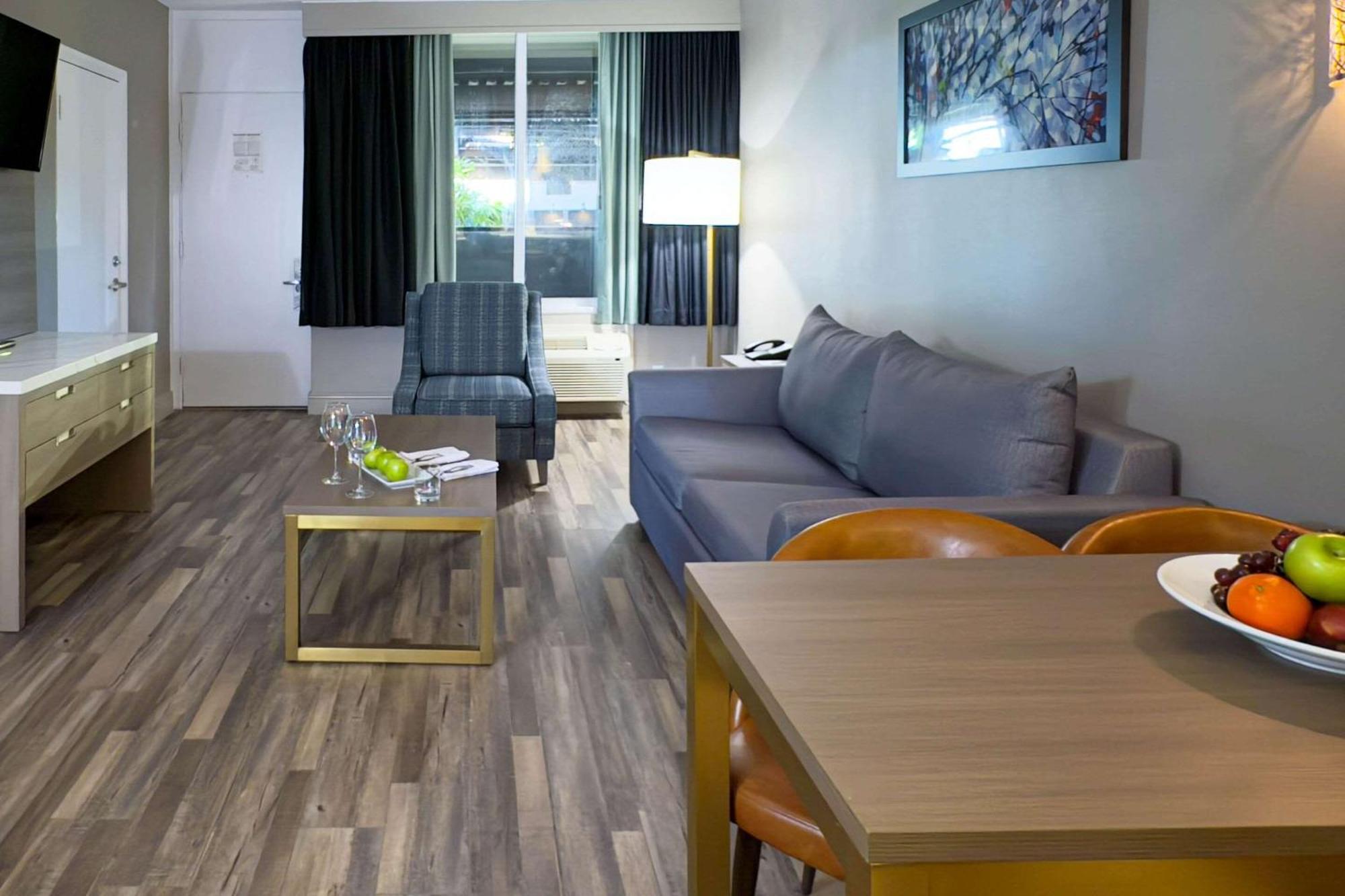 Radisson Hotel Montreal Airport Exterior photo