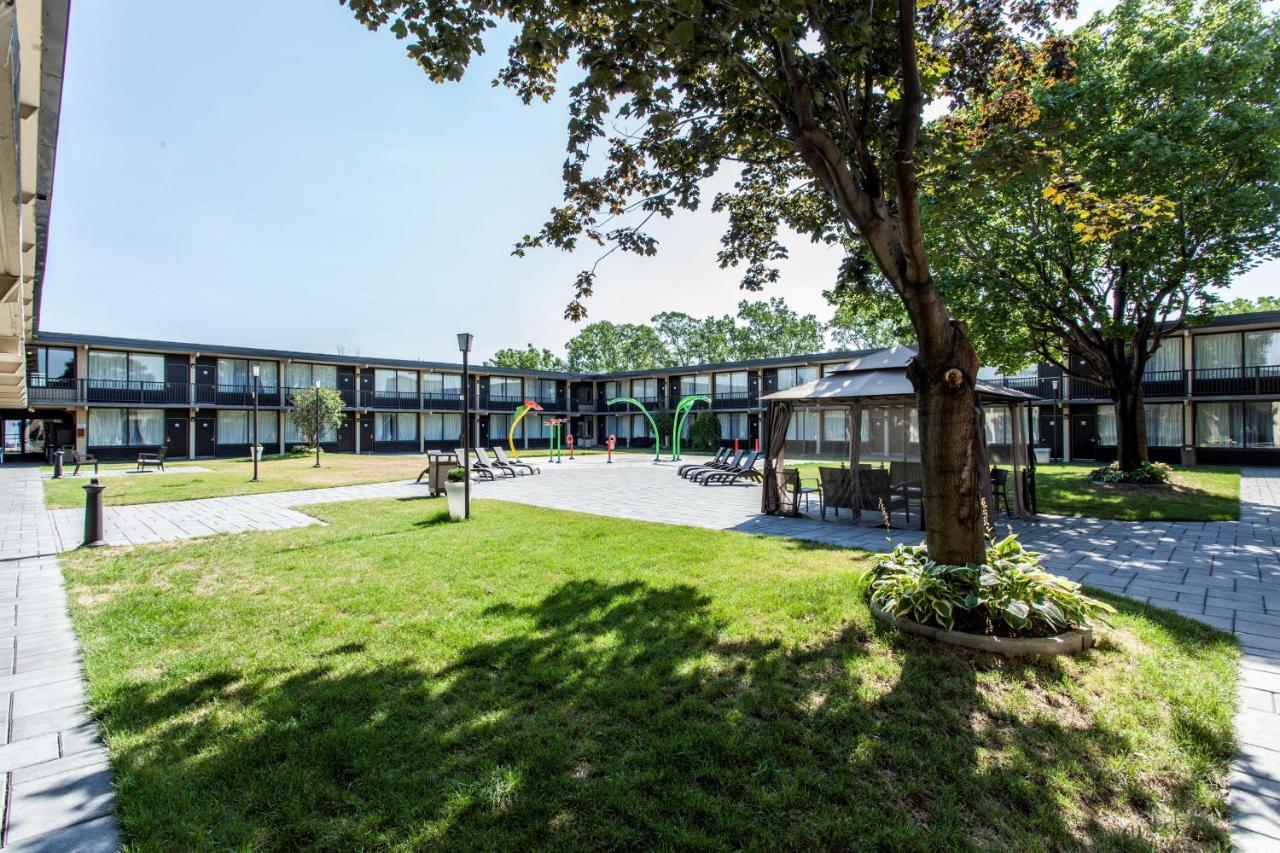 Radisson Hotel Montreal Airport Exterior photo