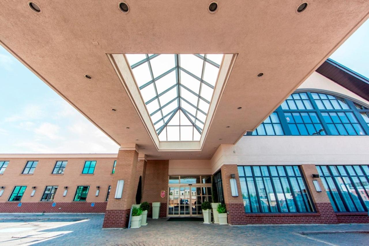Radisson Hotel Montreal Airport Exterior photo
